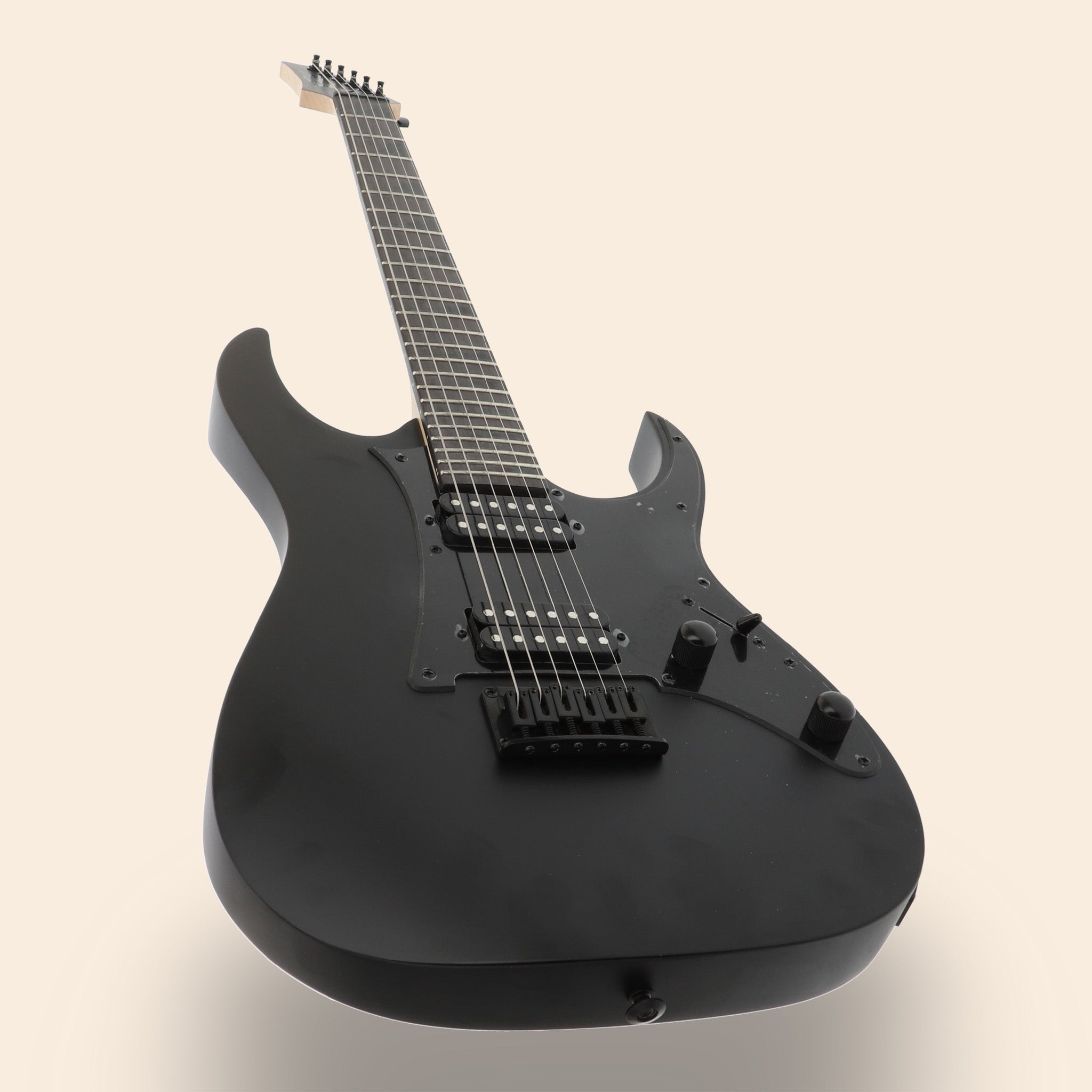 E-Gitarre Ibanez GRGR131EX-BKF in Schwarz.