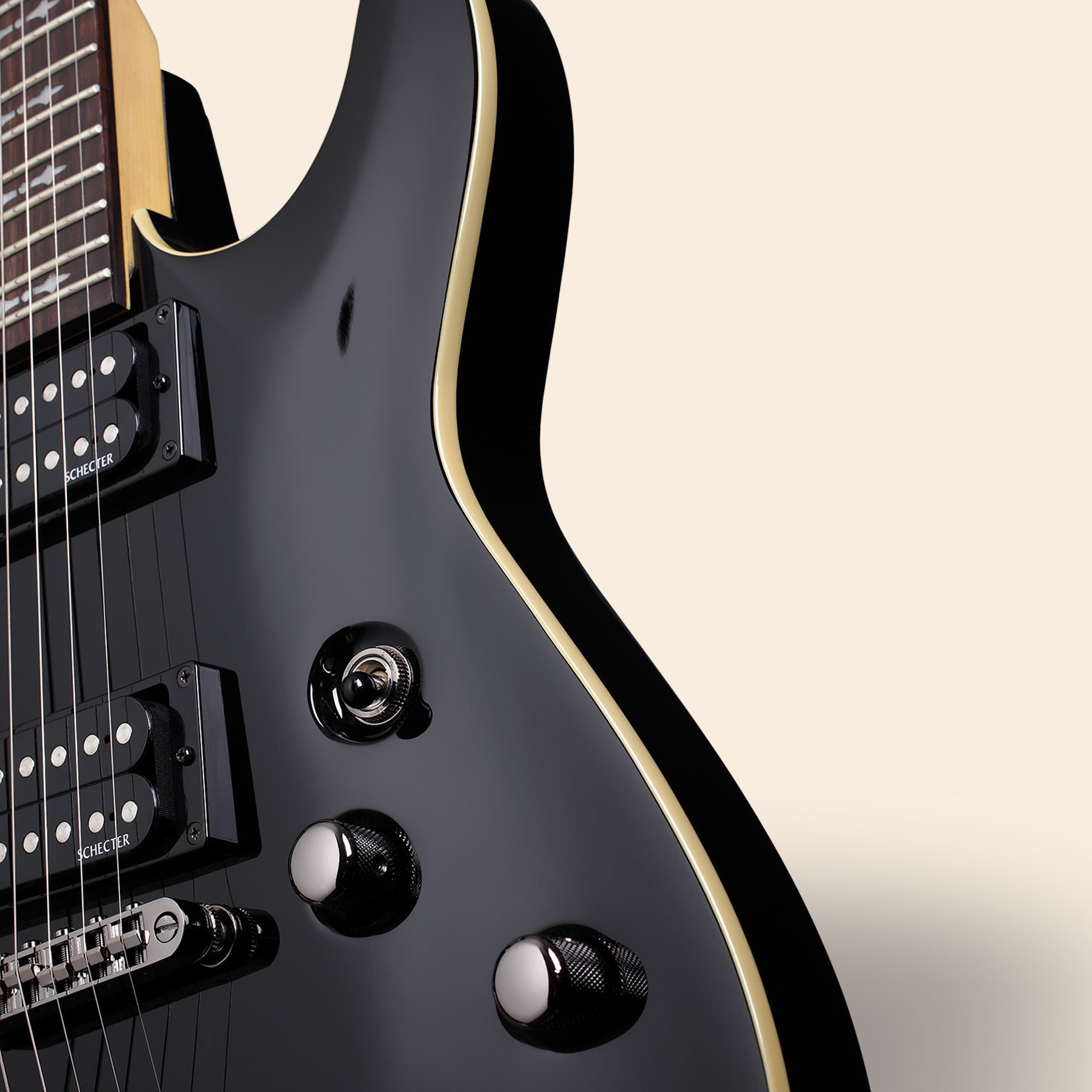 E-Gitarre Schecter Omen 6 in Schwarz, Live, Studio, Bühne.