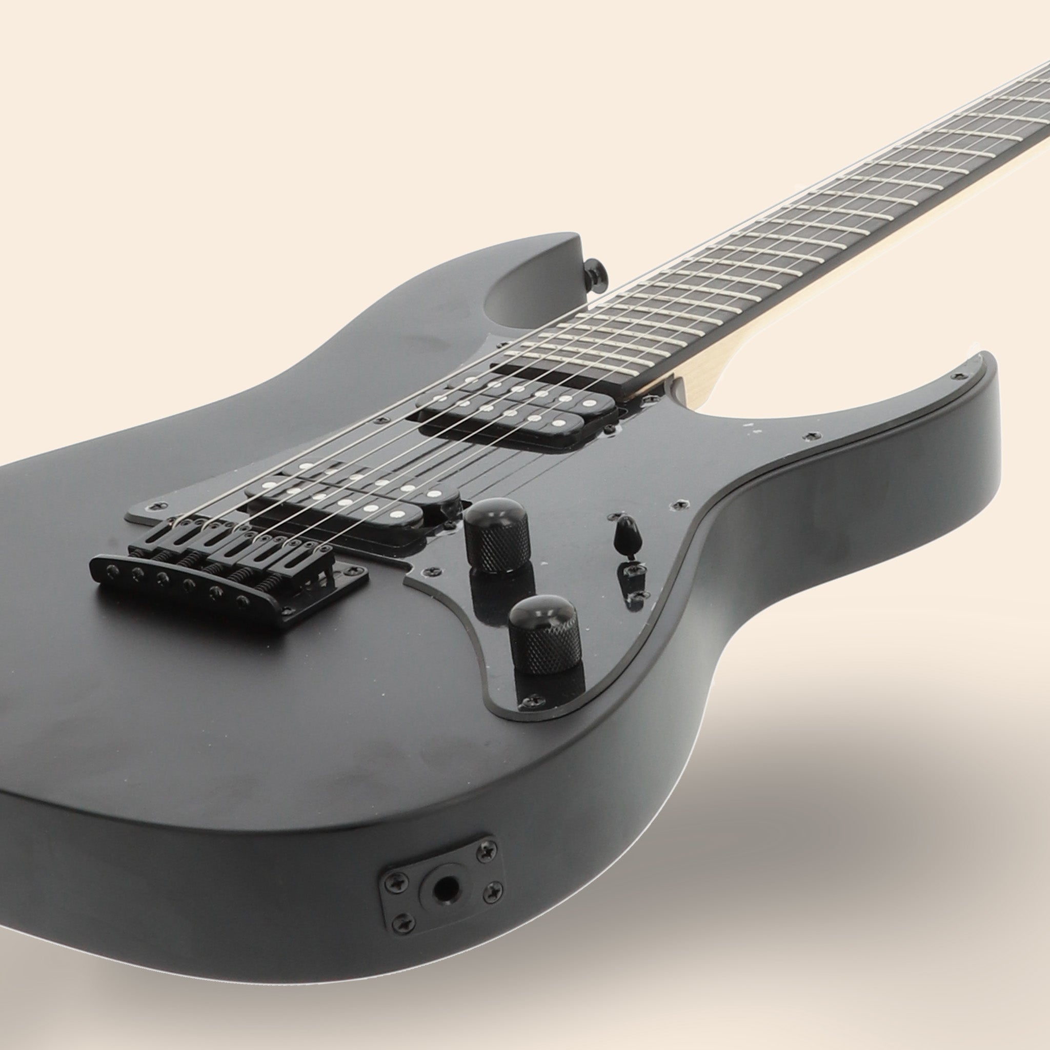 E-Gitarre Ibanez GRGR131EX-BKF in Schwarz.